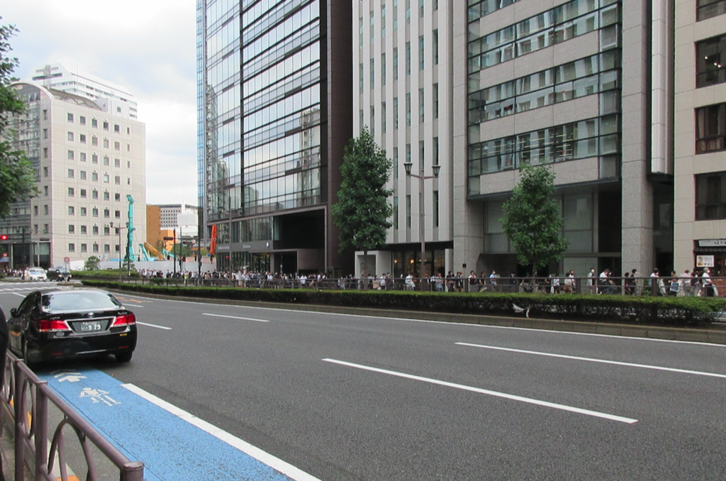 新宿通りの反対側にも行列が.png